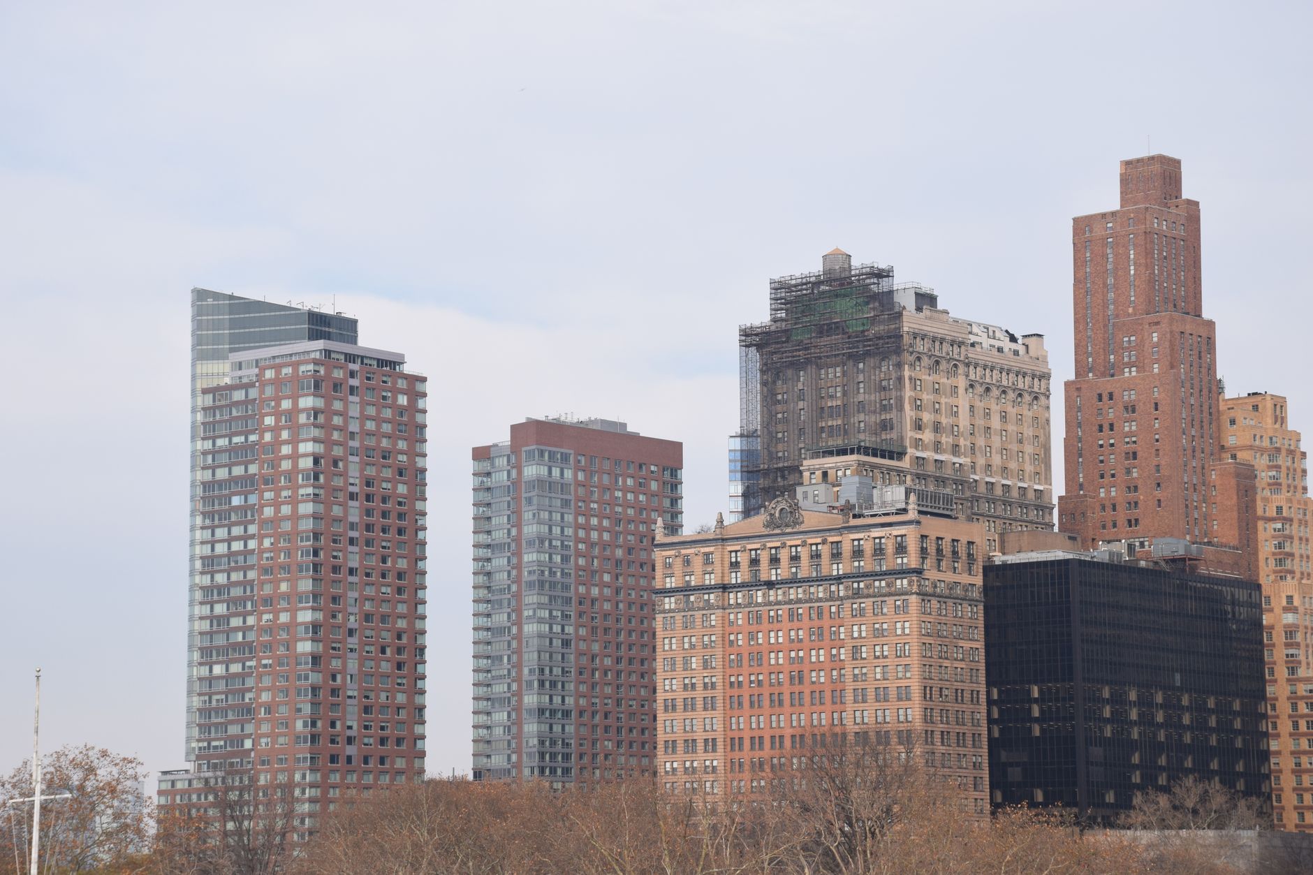 Manhattan Housing Seasonality: When the Borough Sees its Peaks and Valleys