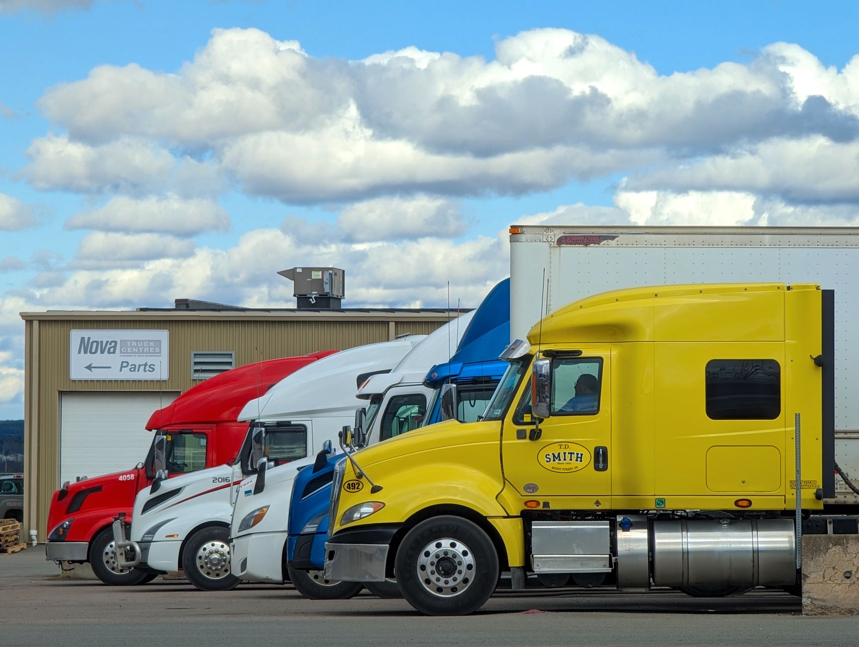 Arizona police recover $400K in stolen cargo during stops 20 minutes apart