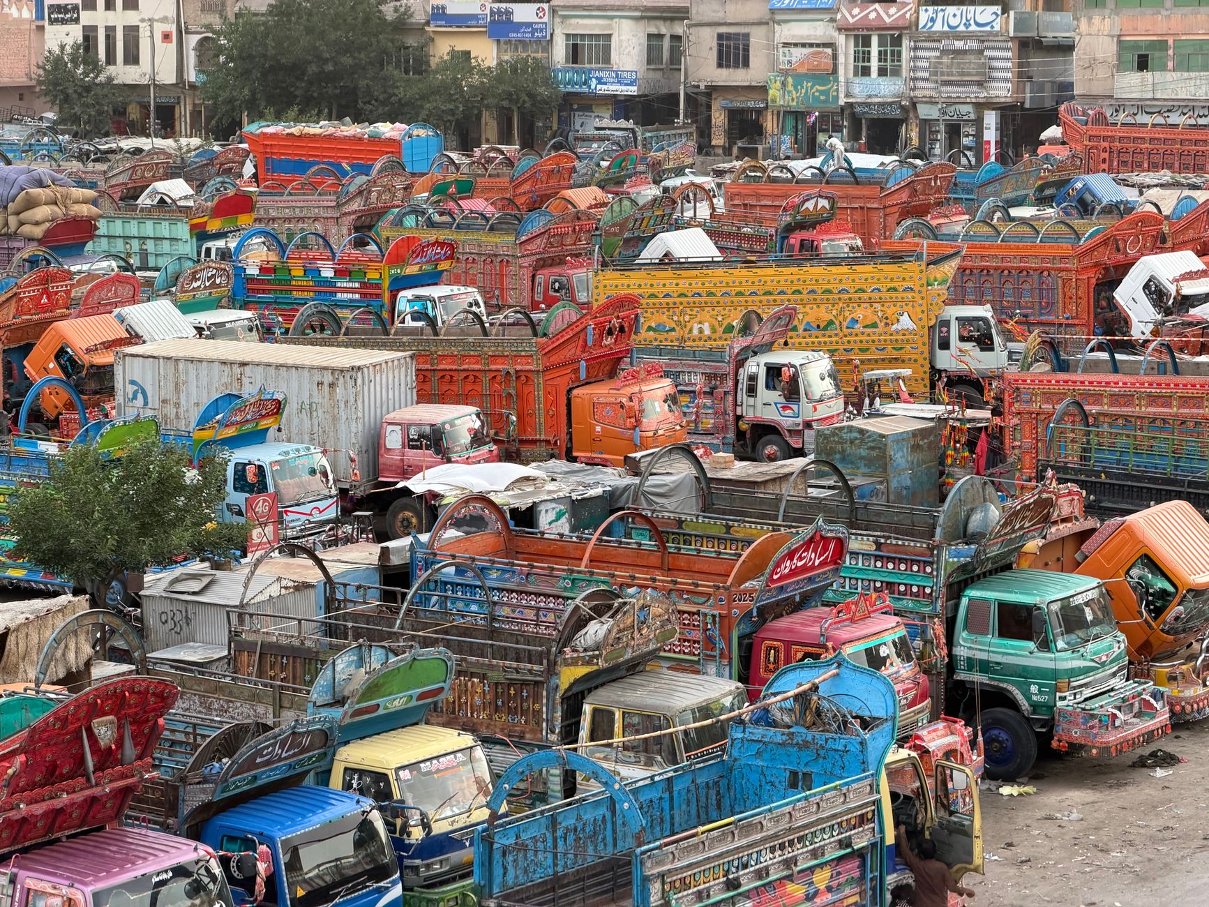 Truckload Volumes Drop 15% — But Spot Rates Stay Hot