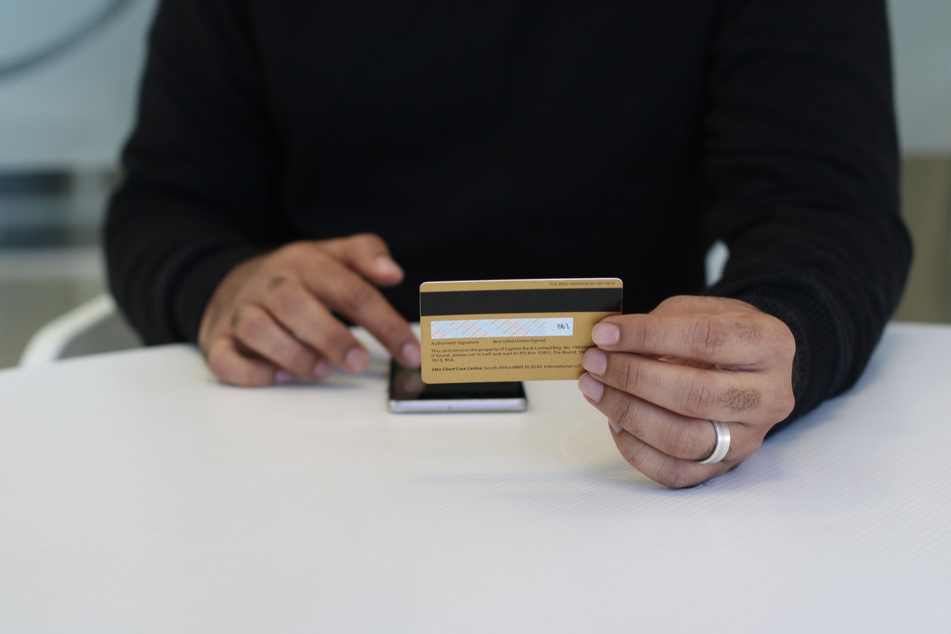 Klarna Card Users Hit 6.5 Million But Stock Plunges on Lower Outlook