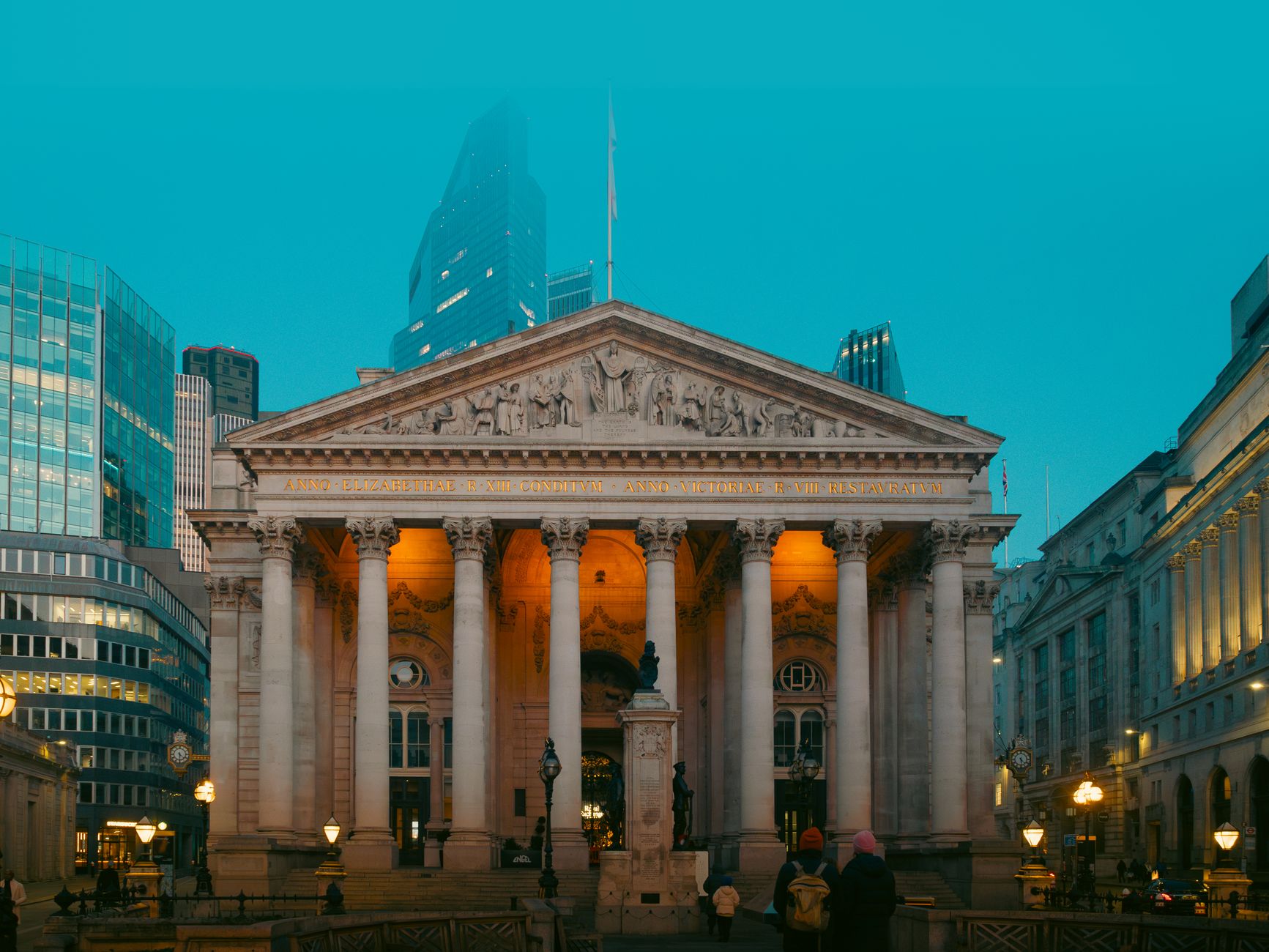 Standard Chartered and HSBC Complete First Interbank Transaction on Swift’s Blockchain-Based Ledger