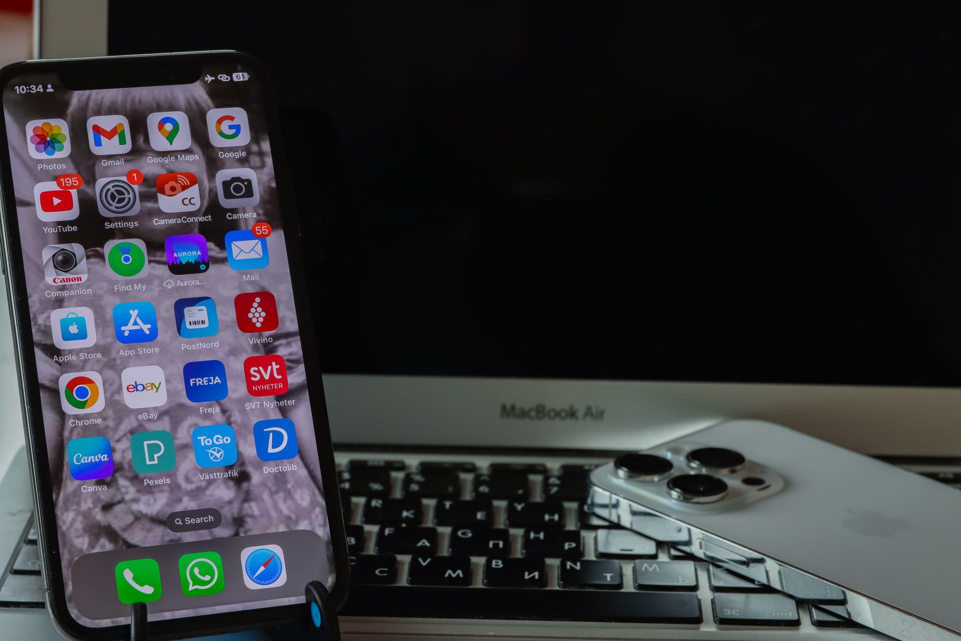 Apple Cuts Vision Pro Roles to Focus on Smart Glasses Push