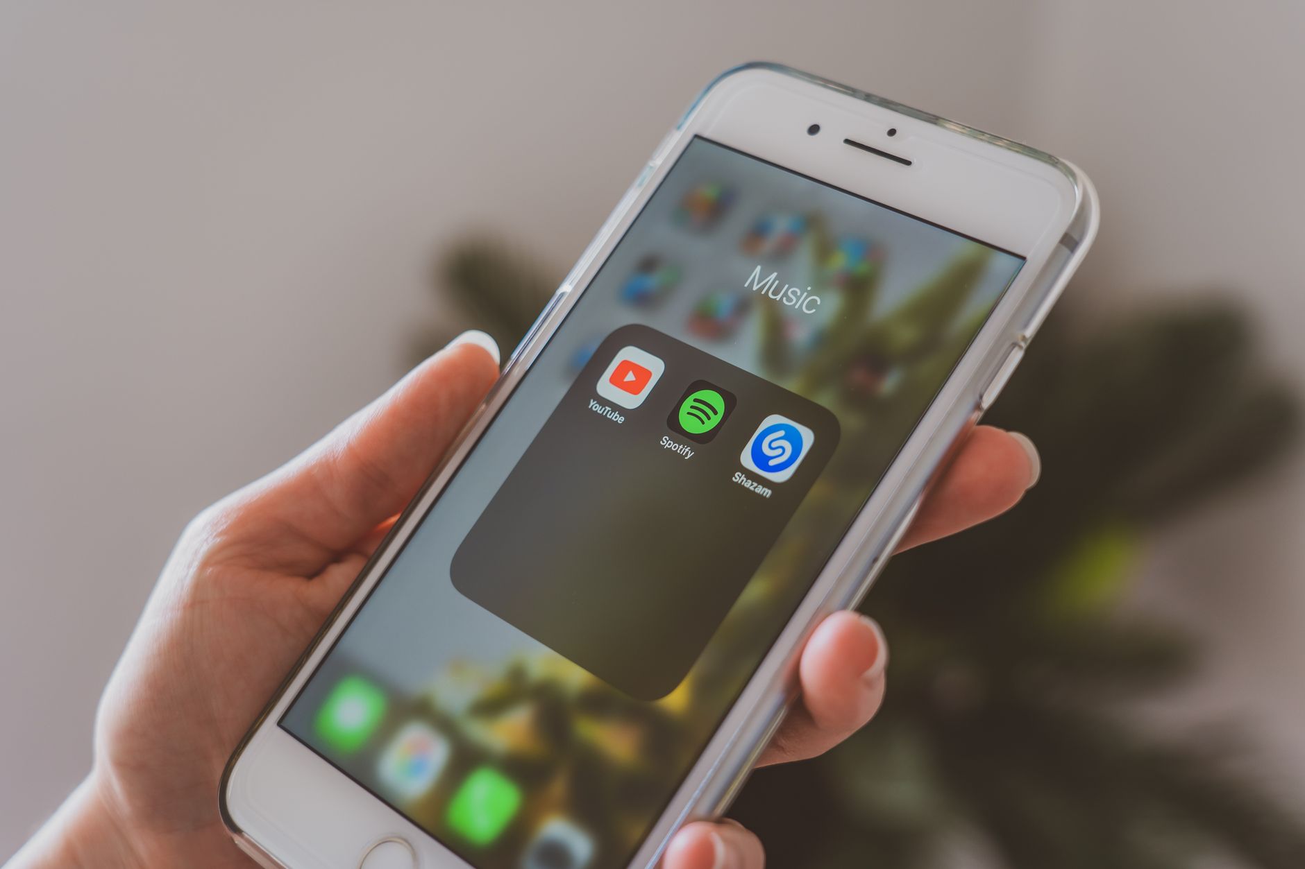 Apple Cuts 150 Siri and Vision Pro Jobs Amid Greater AI Focus