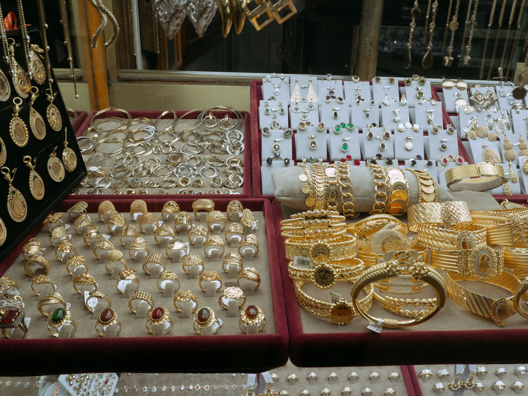 Gold loans' share of system credit could reach 10% in 5 years: JP Morgan - Business Standard