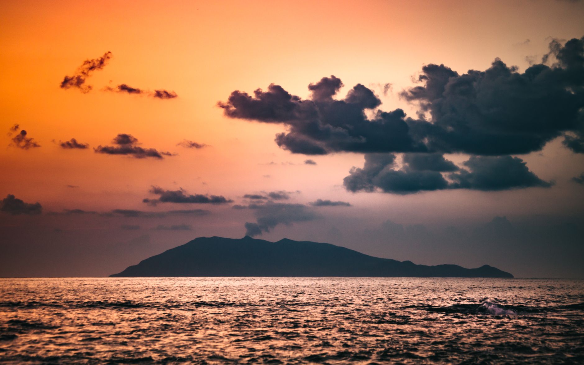 Volcanic island in Indonesia erupts, canceling 1,558 flights and affecting 170,000 passengers